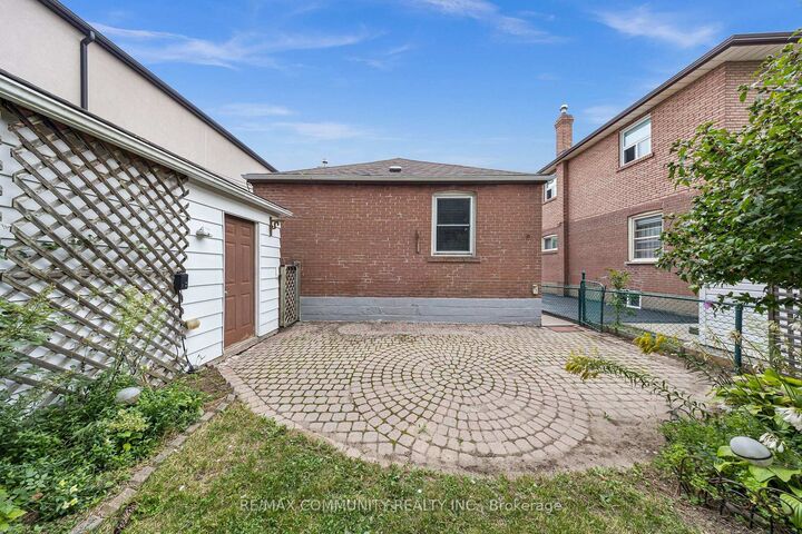 Property Photo:  50 Joanith Drive  ON M4B 1S7 