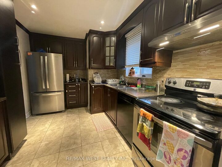 Property Photo:  25 Coronado Court Upper  ON M9M 1S6 