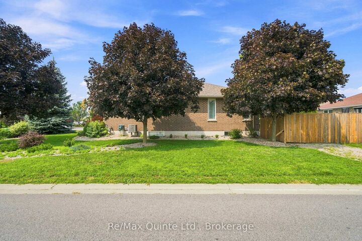 Property Photo:  31 Essex Drive  ON K8N 0M9 