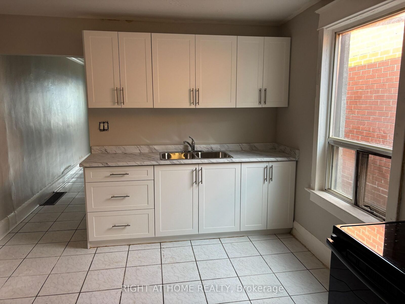 Property Photo:  507 Oakwood Avenue Upper B  ON M6E 2W9 