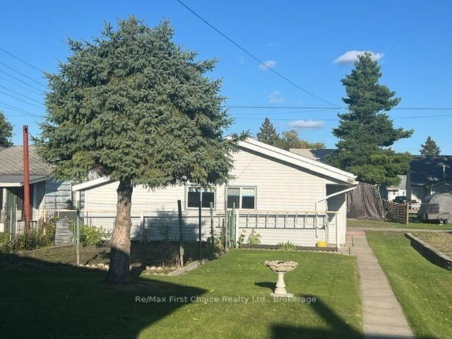 Property Photo:  942 Crowe Avenue  ON P9A 2L9 