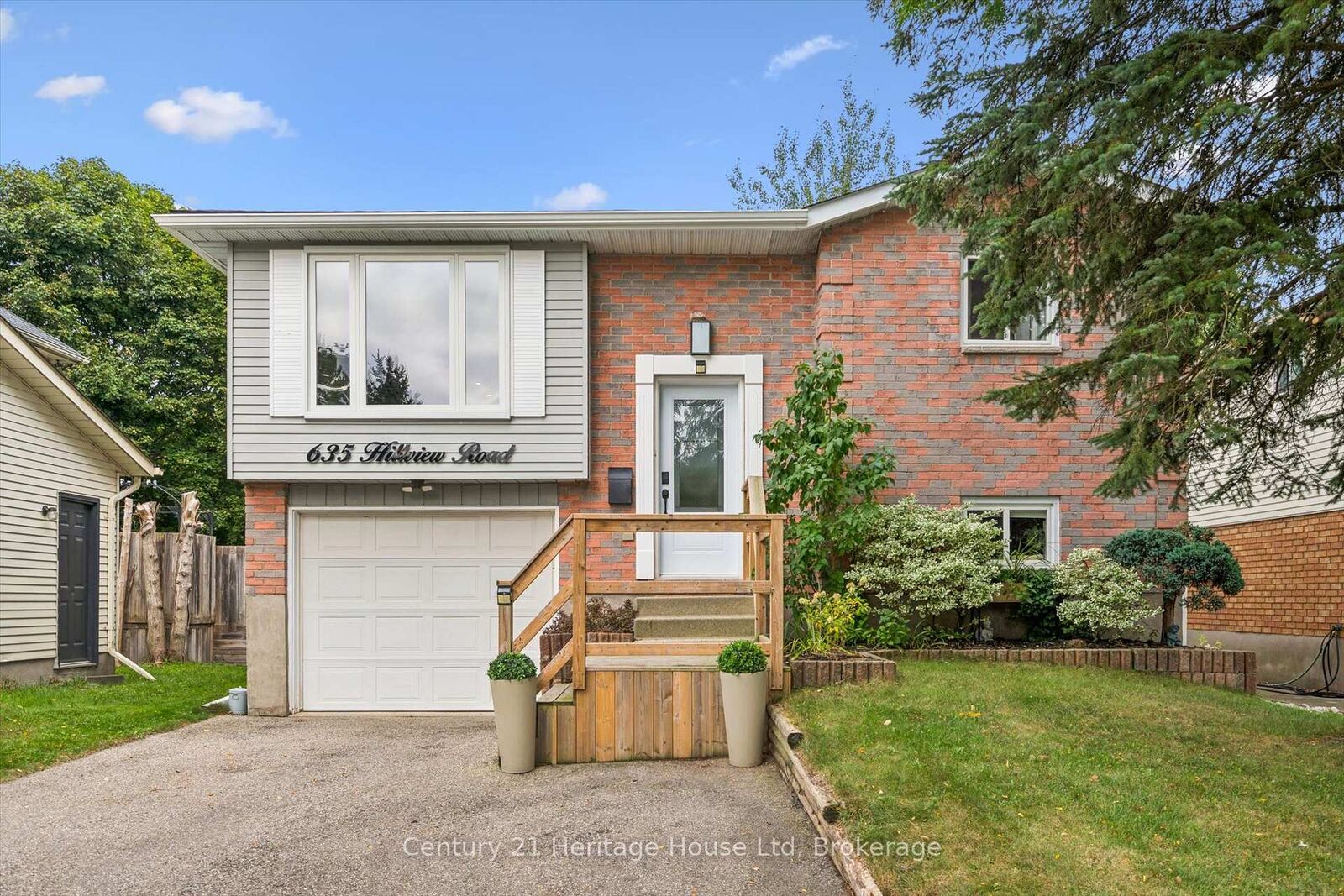 Property Photo:  635 Hillview Road  ON N3H 5C3 