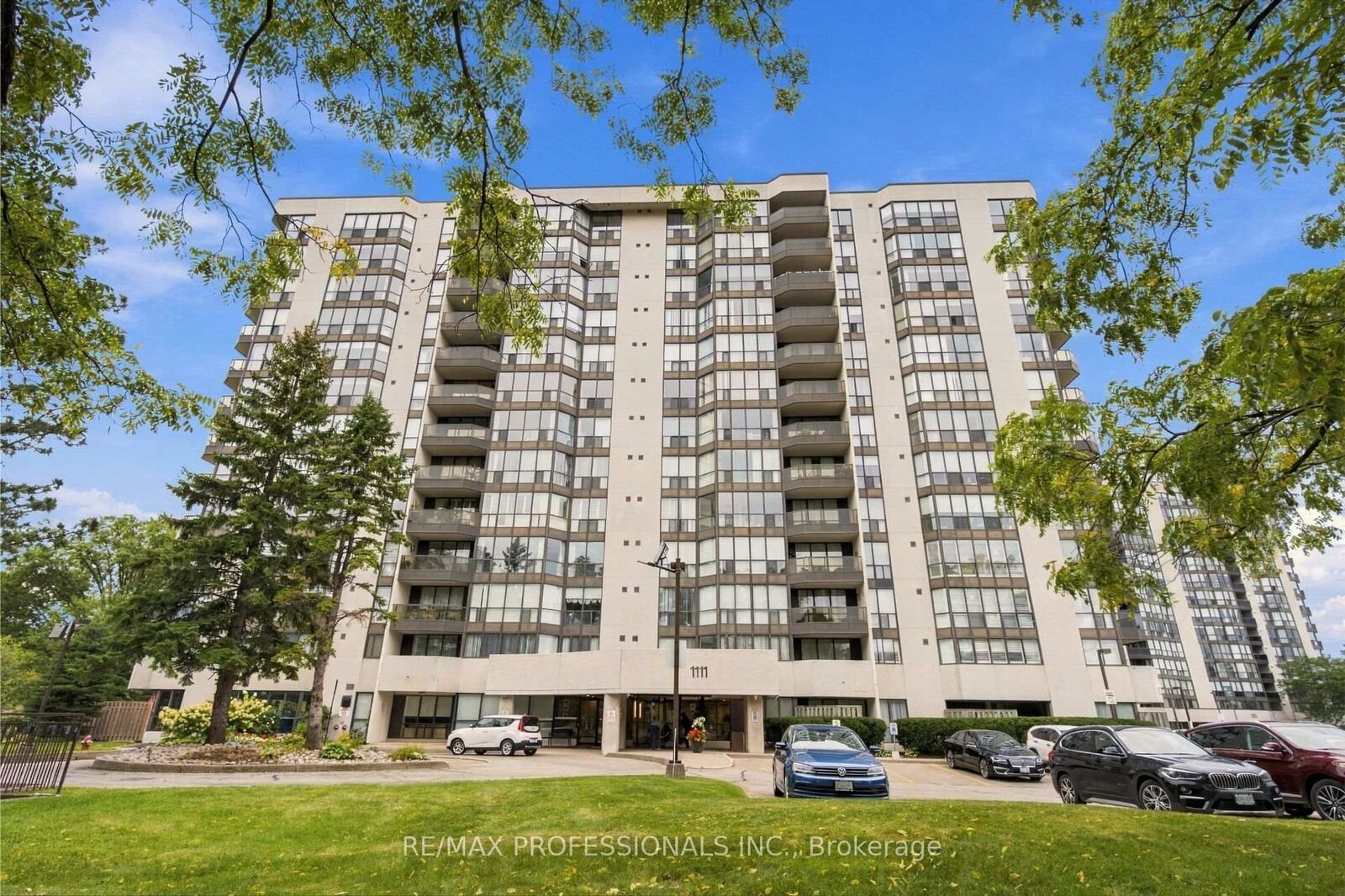 Property Photo:  1111 Bough Beeches Boulevard 403  ON L4W 4N1 