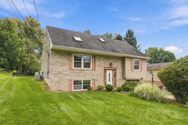 Property Photo:  2438 Rolling Farms Rd  PA 15116 