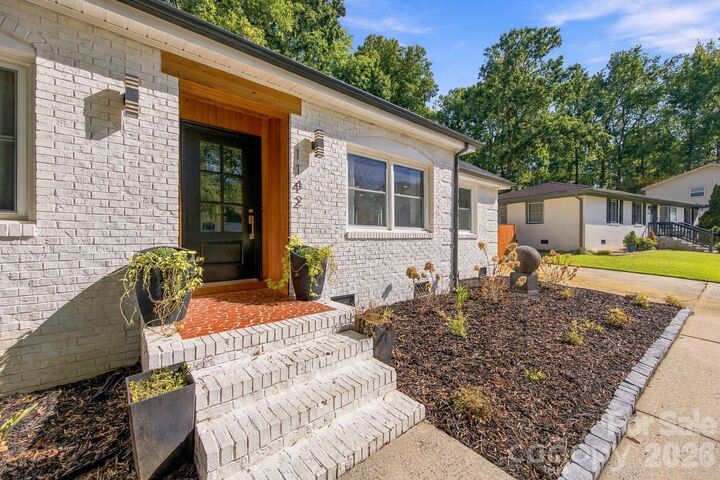 Property Photo:  1142 Fox Run Drive  NC 28212 