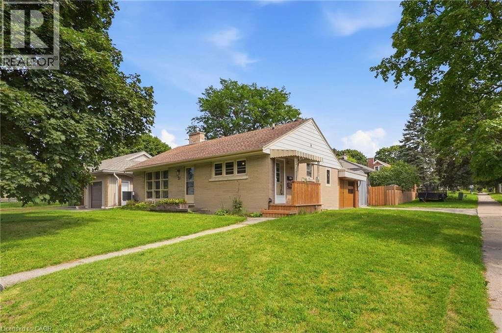 Property Photo:  21 Oakwood Avenue  ON N2H 6G8 