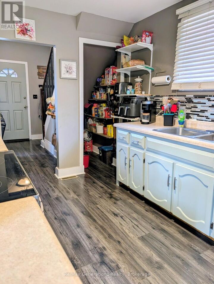 Property Photo:  226 Harold Street North  ON P7C 4C4 
