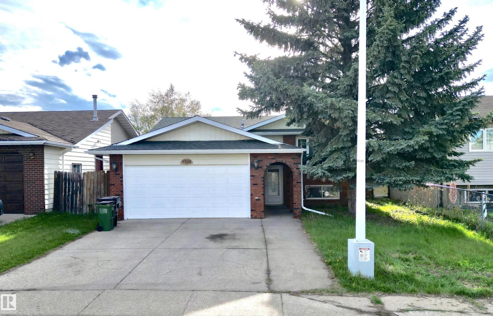 Property Photo:  4928 31 Avenue NW  AB T6L 5H6 