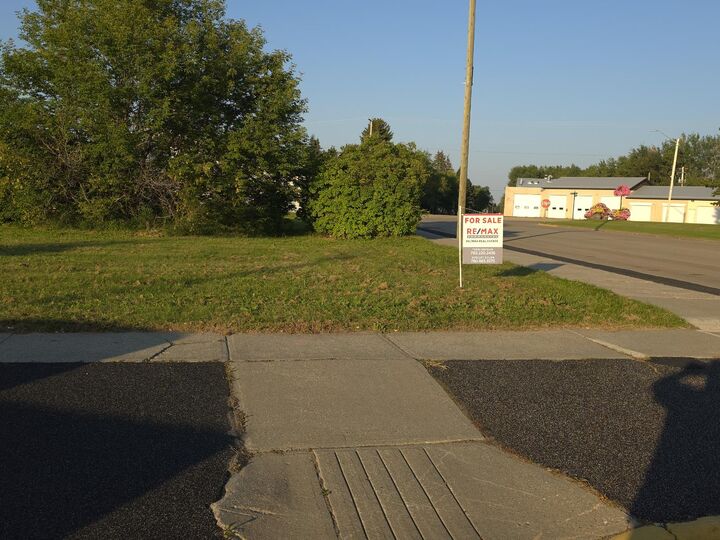 Property Photo:  50 Ave  AB T0C 0C7 