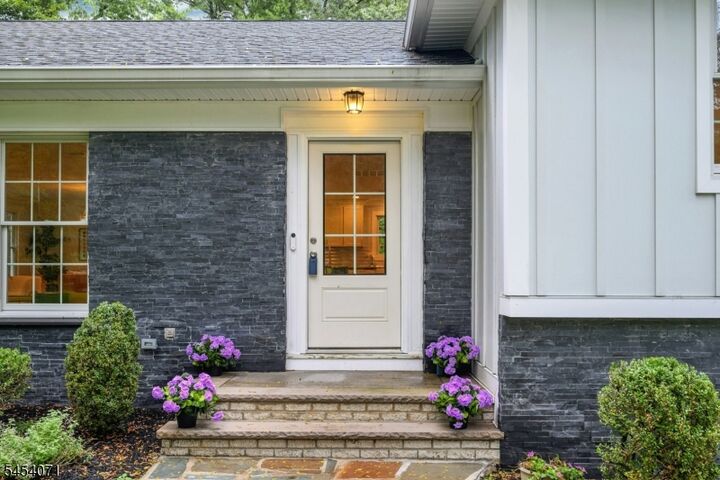 Property Photo:  9 Crestview Ct  NJ 07042 