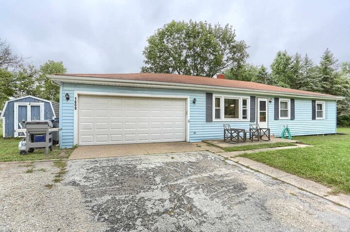 Property Photo:  1609 S Country Club Road  IN 46580 