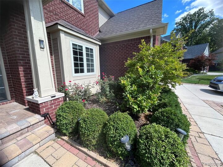 Property Photo:  1713 Maplewood Court  MI 48085 3996 