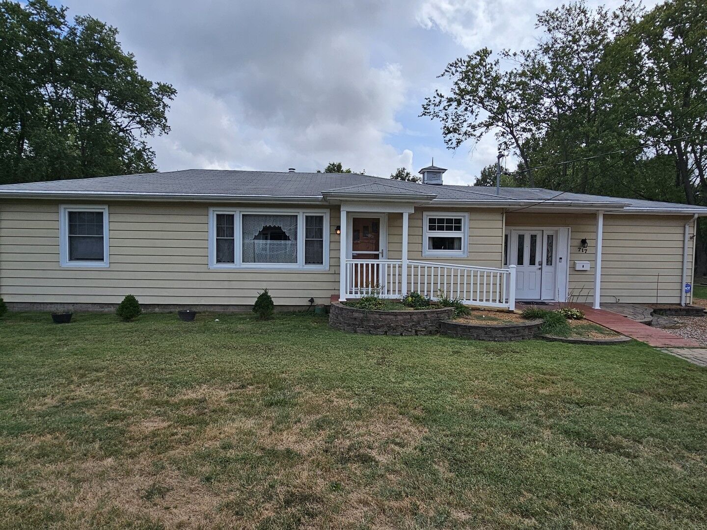 Property Photo:  717 Airport Road  IL 62864 