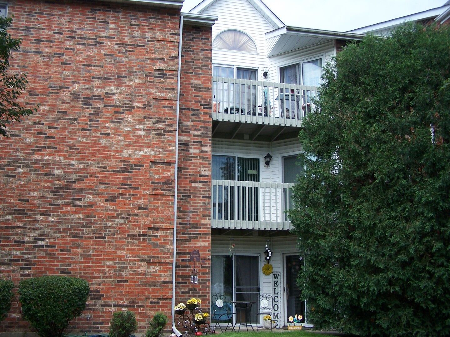 Property Photo: 4408 W Shamrock Lane 2-C IL 60050