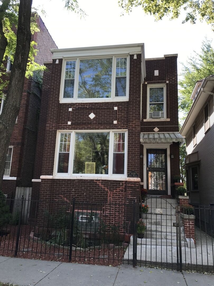 Property Photo: 3039 W Wilson Avenue 2 IL 60625