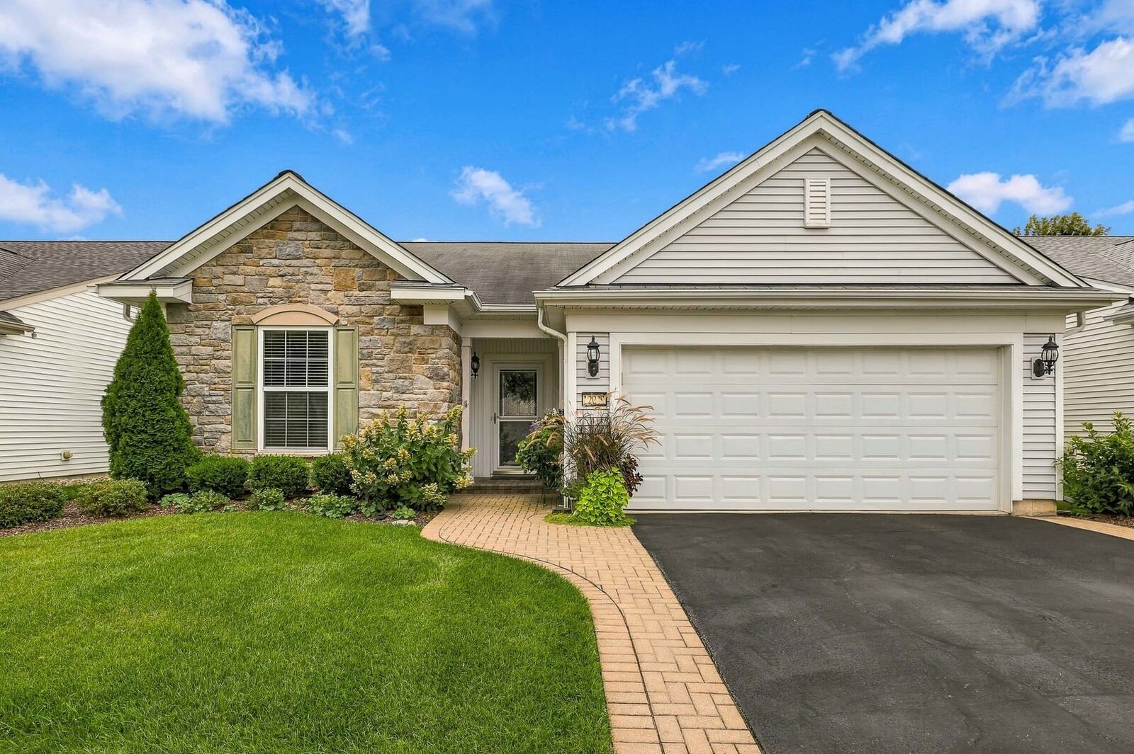 Property Photo: 12211 Russet Lane IL 60142