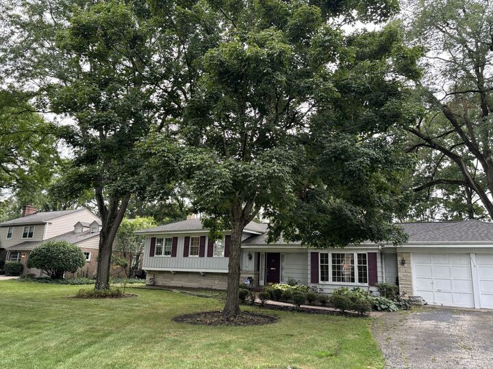 Property Photo: 1116 Woodview Road IL 60527