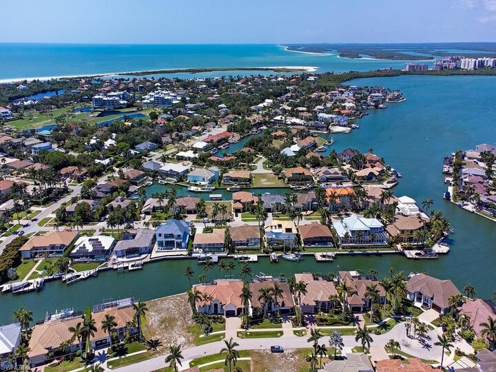 Property Photo: 466 Clifton Ct FL 34145
