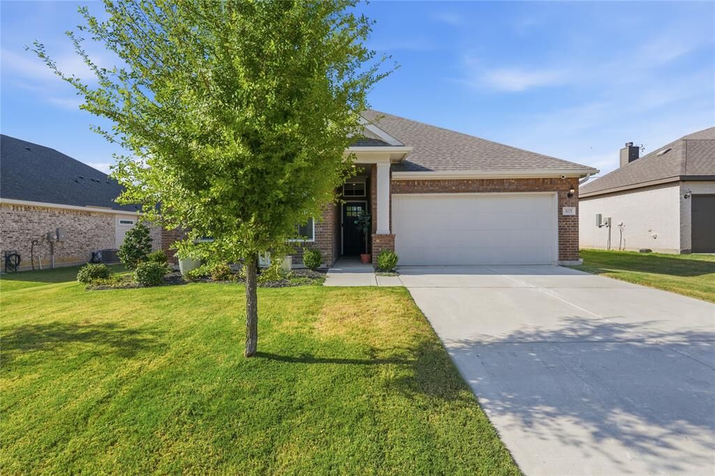 Property Photo: 303 Ranch Road TX 76247