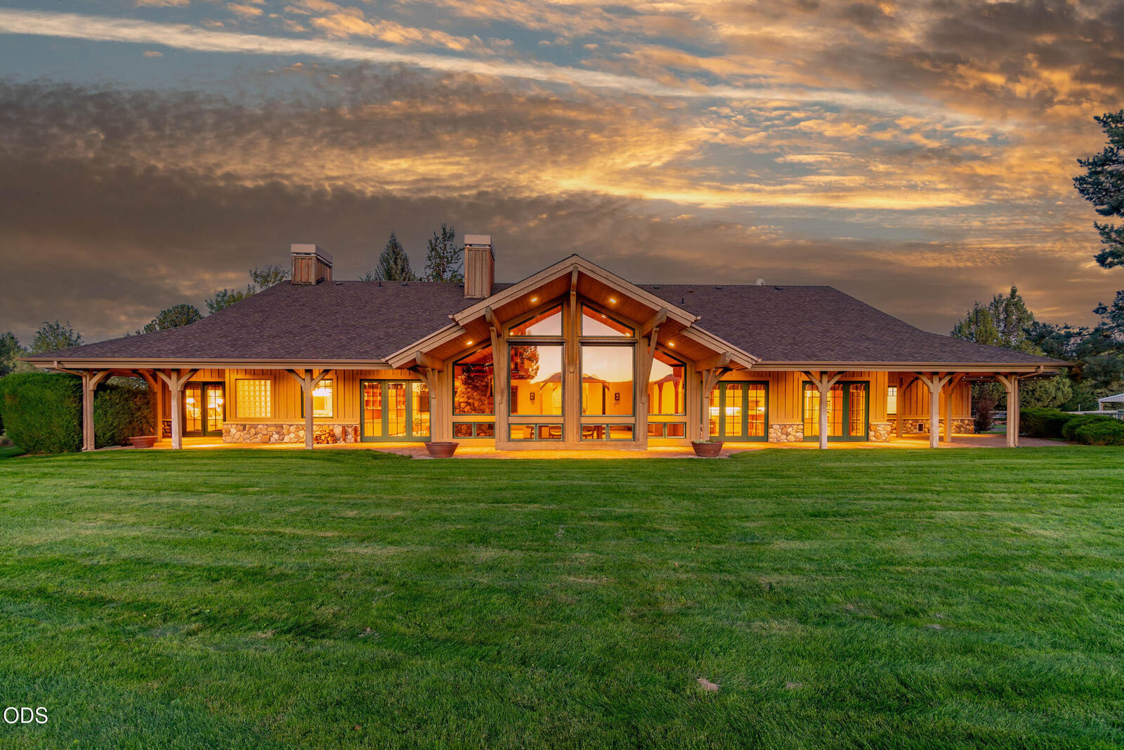 Property Photo: 18975 Pinehurst Road OR 97703