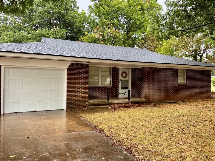 Property Photo: 1305 S 10th Street OK 73018