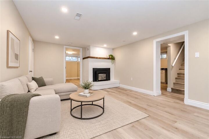 Property Photo:  15 Edinburgh Road Lower  ON N2B 1M4 