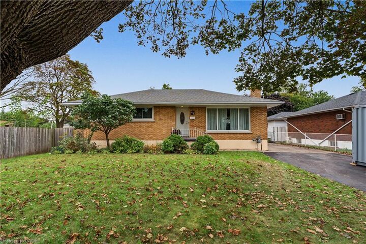 Property Photo:  42 Woodman Drive  ON N3S 4K1 