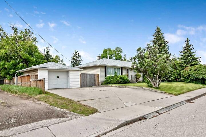 Property Photo:  3807 25 Avenue SW  AB T3E 0L3 
