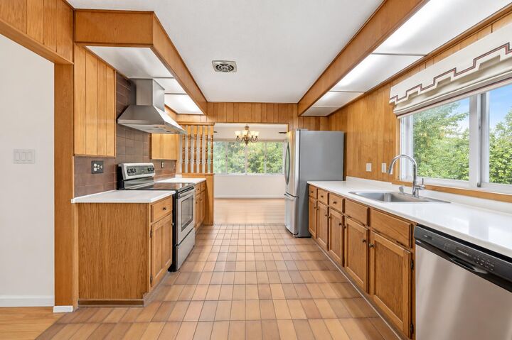 Property Photo:  3912 Vancouver Crescent NW  AB T3A 0M1 