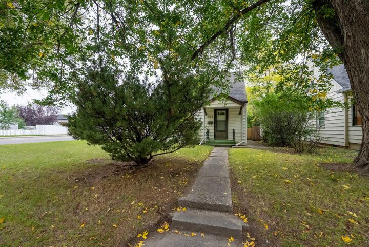 Property Photo:  502 12 Street N  AB T1H 2G8 