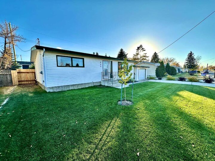 Property Photo:  460 16 Street  AB T0L 0Z0 
