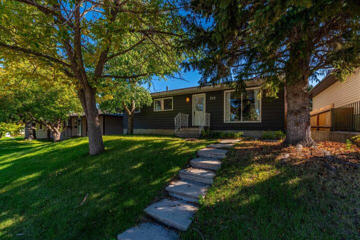 Property Photo:  711 118 Avenue SW  AB T2W 0E6 