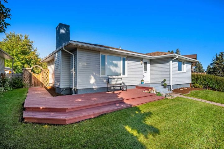 Property Photo:  244 Cantrell Drive SW  AB T2W 2K6 