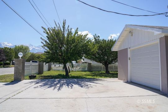 Property Photo: 281 E Lubken Ave CA 93545