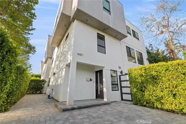 Property Photo:  14157 Tiara Street 101  CA 91401 