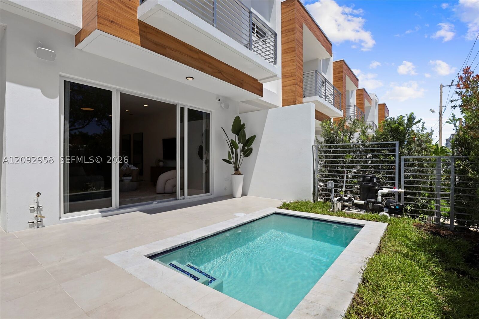 Property Photo: 1805 NE 13 St FL 33304