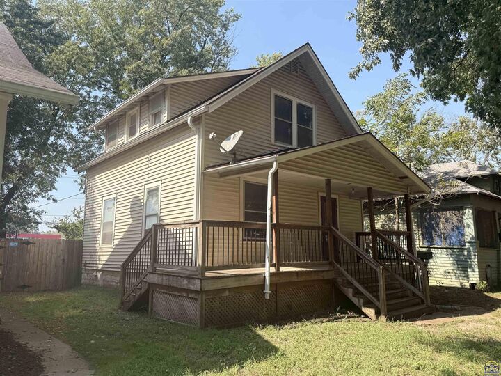Property Photo: 1715 SE Quincy St KS 66612