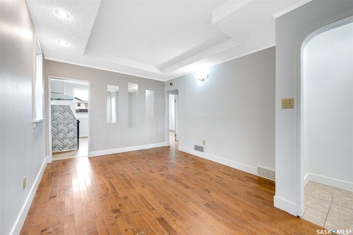 Property Photo:  321 E Avenue S  SK S7M 1S2 