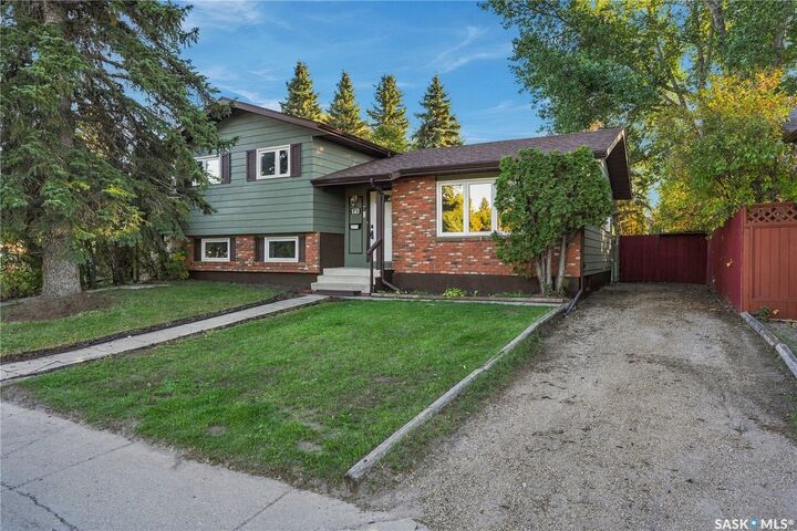Property Photo:  3718 Taylor Street E  SK S7H 5J3 