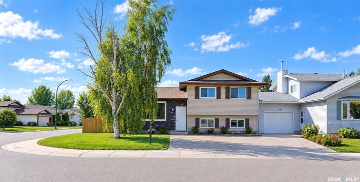 Property Photo:  734 Sherry Way  SK S7M 5R7 
