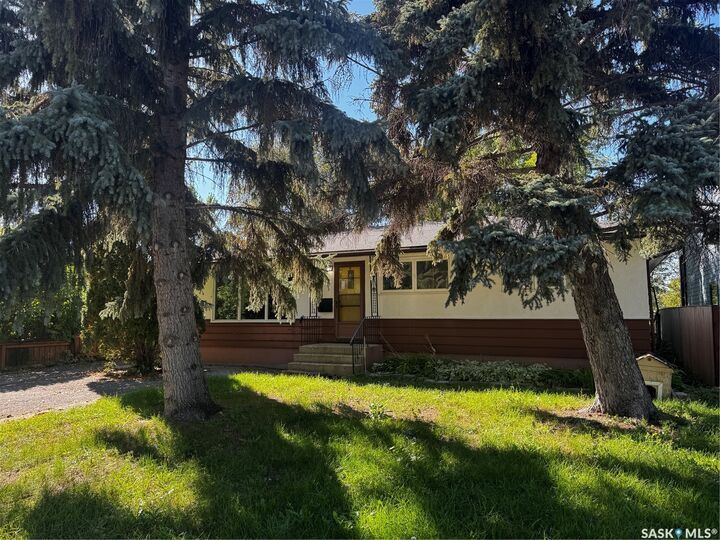 Property Photo:  2548 Garnet Street  SK S4T 3A5 