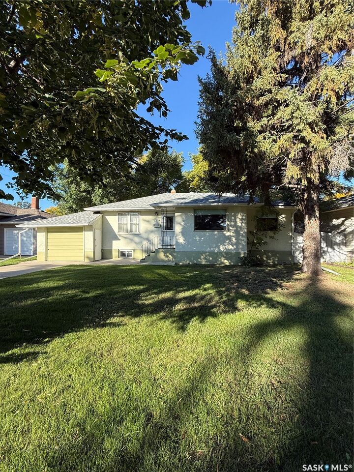 Property Photo: 1204 Ewart Avenue SK S7H 2K3