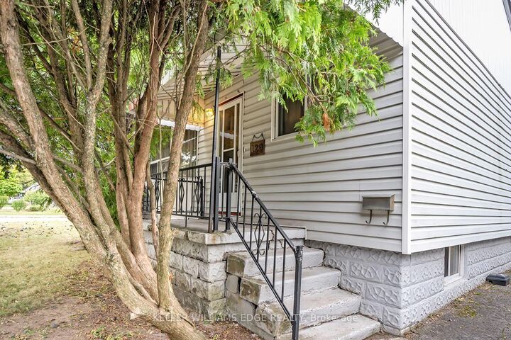 Property Photo:  129 Selkirk Avenue  ON L8H 5M1 