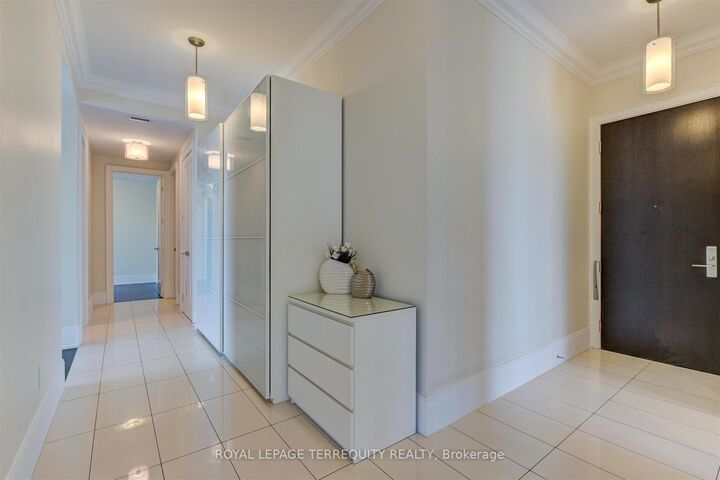 Property Photo: 70 Roehampton Avenue 2521 ON M4P 1R2