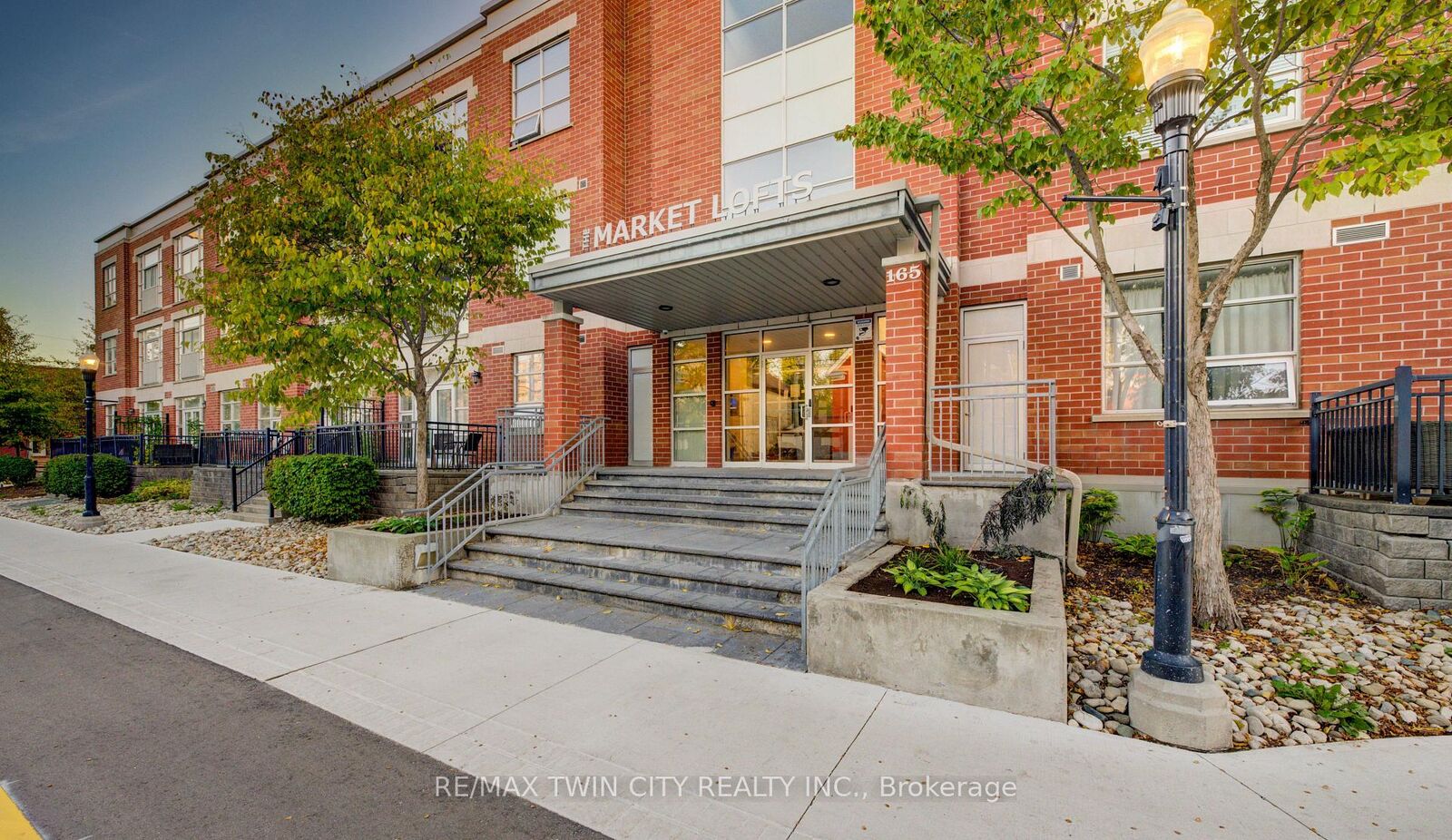 Property Photo:  165 Duke Street E 105  ON N2H 6T8 