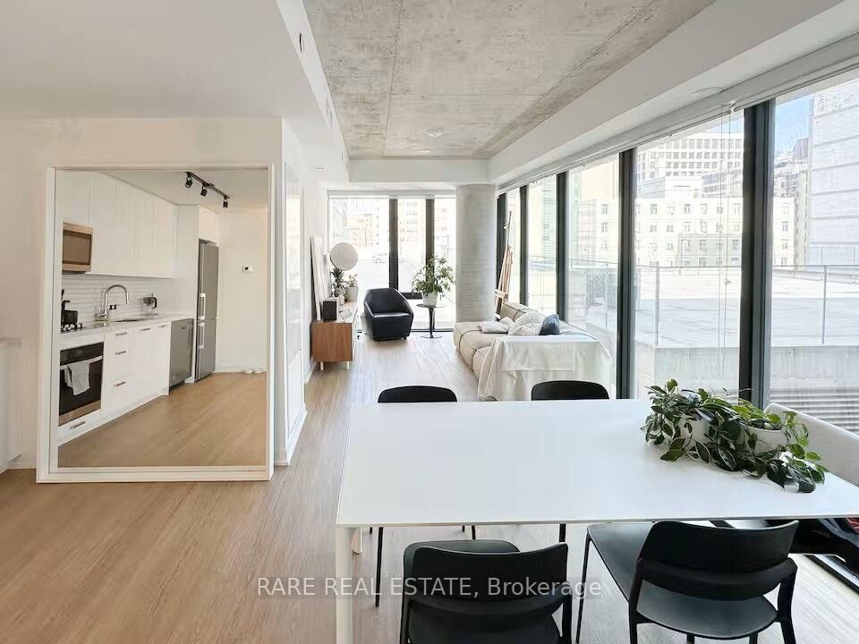 Property Photo:  195 McCaul Street 617  ON M5T 1W6 