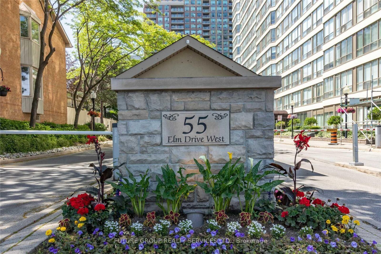 Property Photo:  55 Elm Drive W 1008  ON L5B 3Z3 