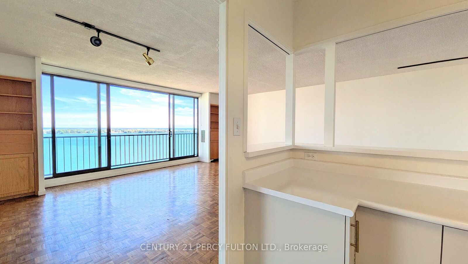 Property Photo:  33 Harbour Square 1823  ON M5J 2Z6 
