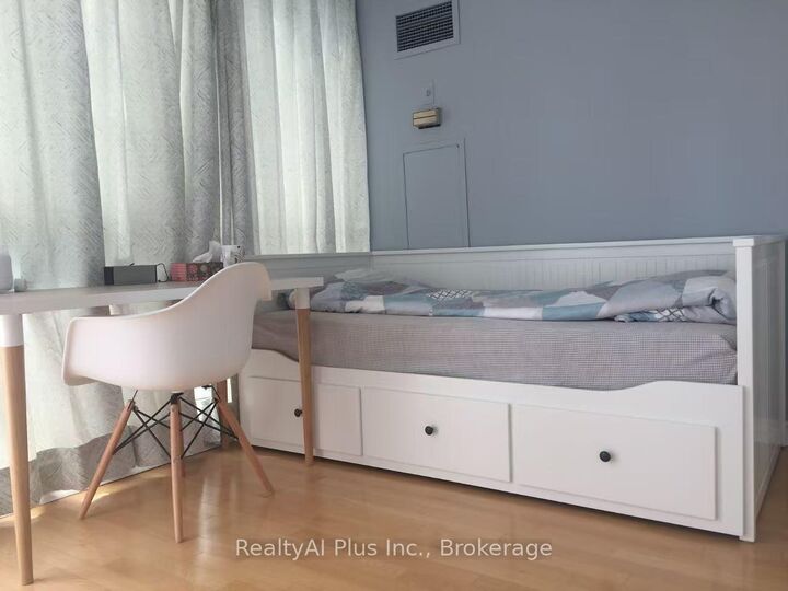 Property Photo: 736 Bay Street 2210 ON M5G 2M4