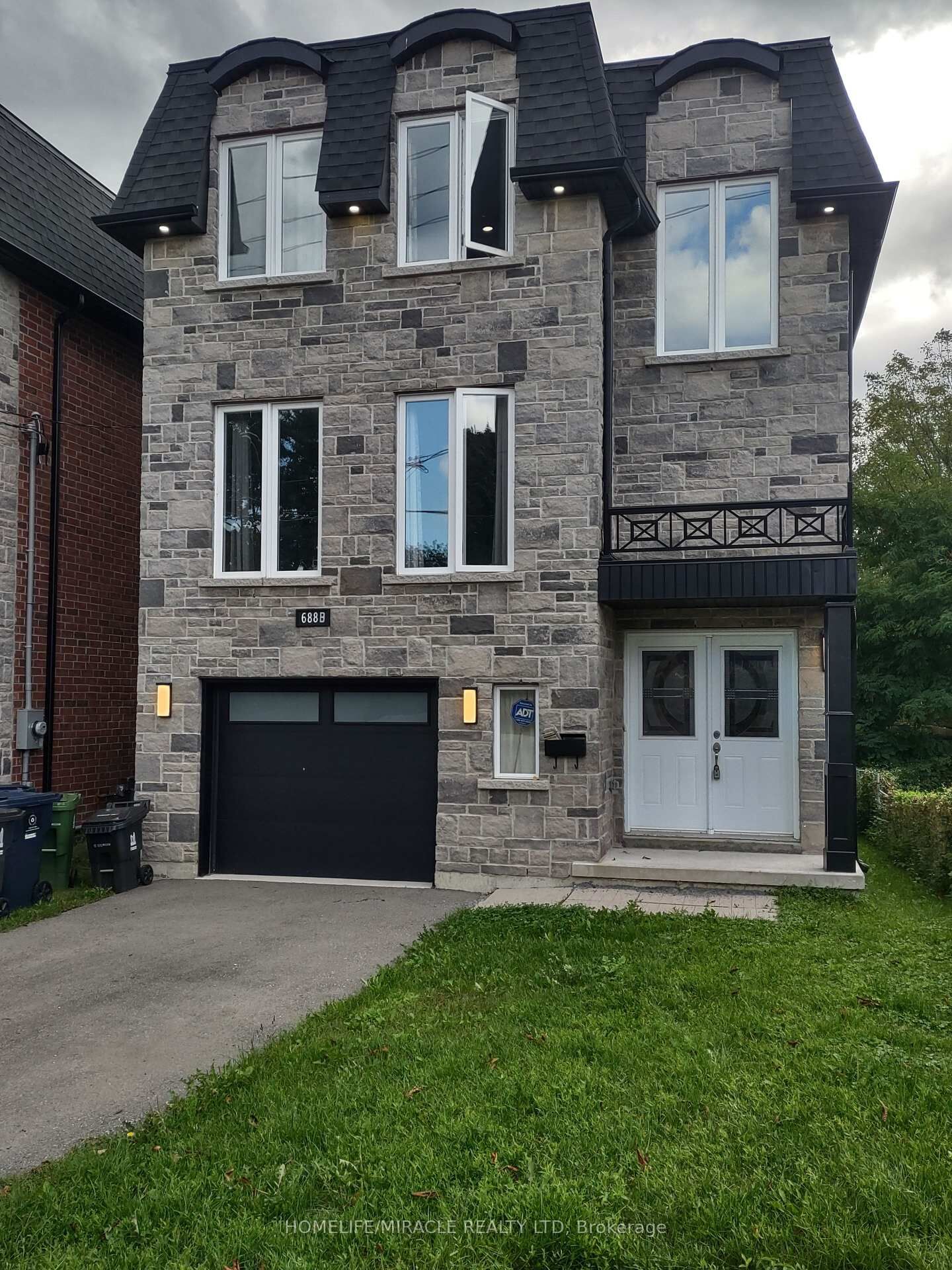 Property Photo:  688B Midland Avenue  ON M1K 4C6 